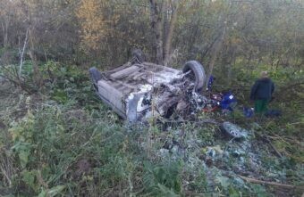 В Тверской области сразу две машины перевернулись в канавах