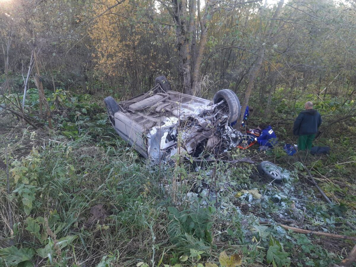 В Тверской области сразу две машины перевернулись в канавах