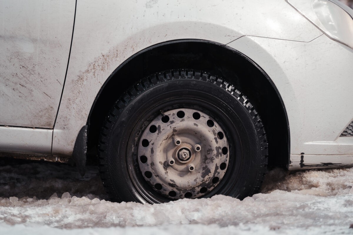 На трассе в Тверской области коварная яма рвет колеса автомобилей