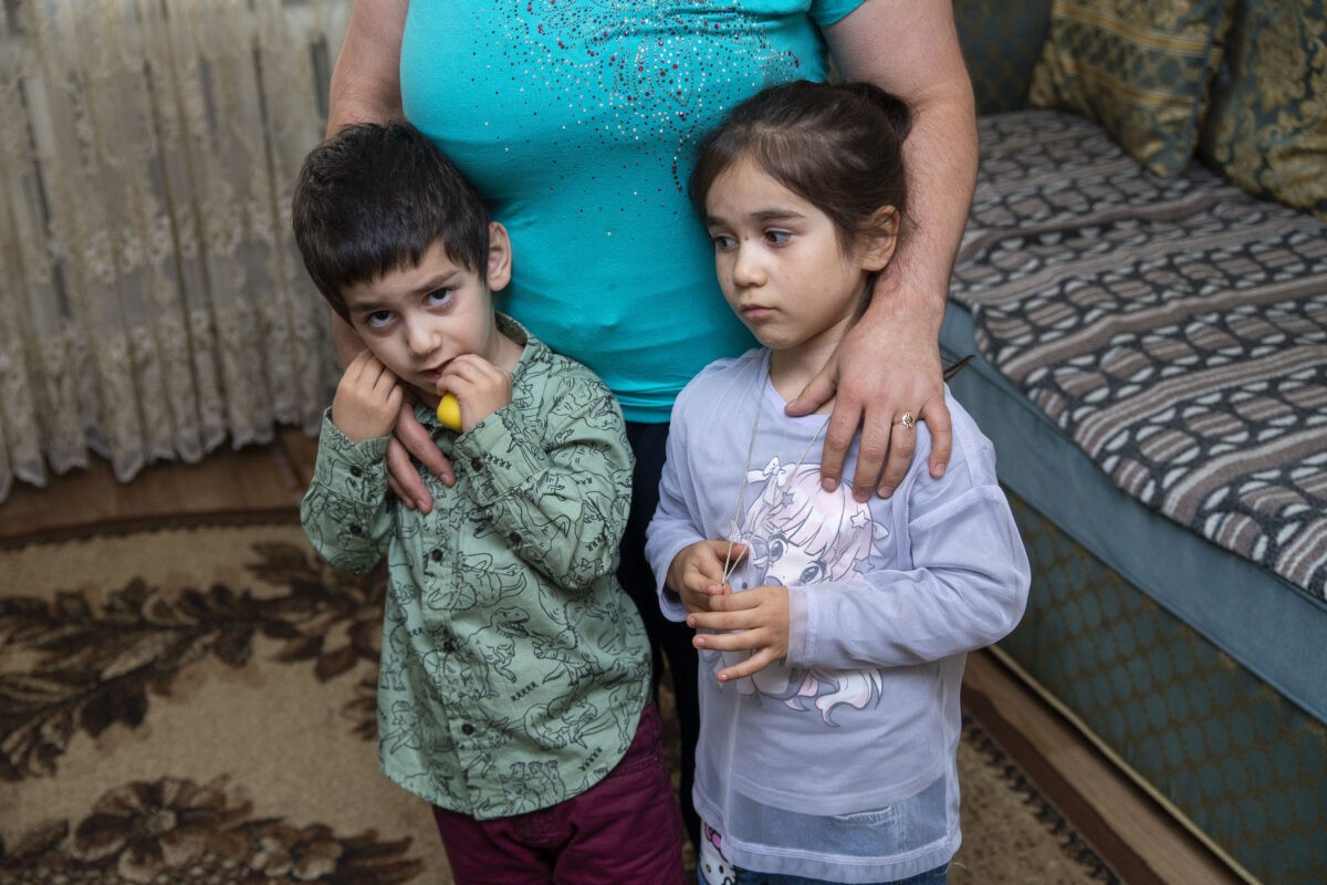 Семья из 12 человек, лишившаяся дома из-за пожара, просит помощи у жителей Тверской области