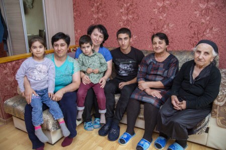 Семья из 12 человек, лишившаяся дома из-за пожара, просит помощи у жителей Тверской области