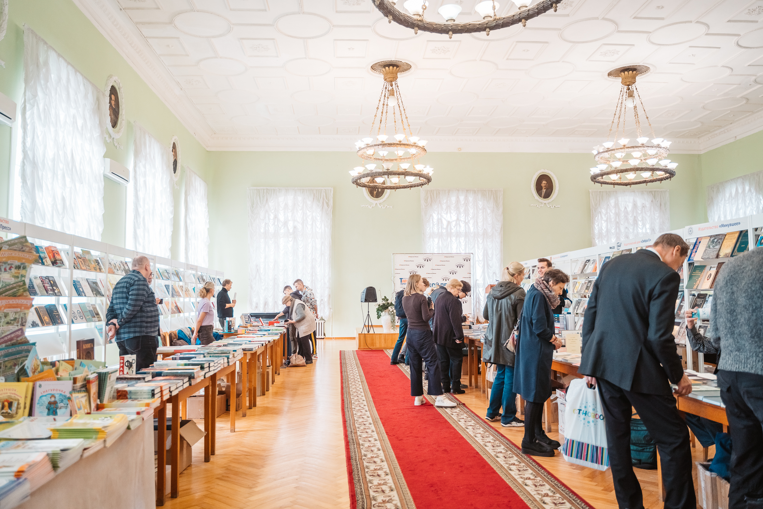 РИА Верхневолжье презентовало свою книгу, а редактор холдинга показал редкие экземпляры книжной коллекции на "Тверском переплете"