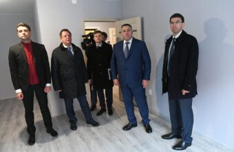 Игорь Щеголев и Игорь Руденя пообщались с жителями Морозовских казарм, которые в ближайшее время переедут в новые дома Игорь Щеголев и Игорь Руденя пообщались с жителями Морозовских казарм, которые в ближайшее время переедут в новые дома