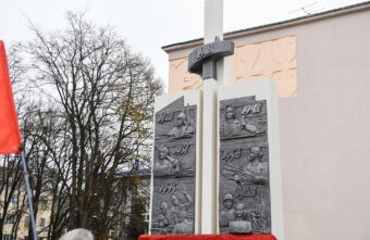 В Твери открыли памятник комсомольцам и молодежи