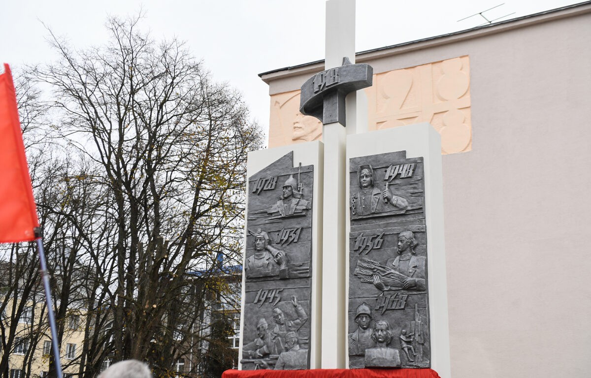 В Твери открыли памятник комсомольцам и молодежи В Твери открыли памятник комсомольцам и молодежи