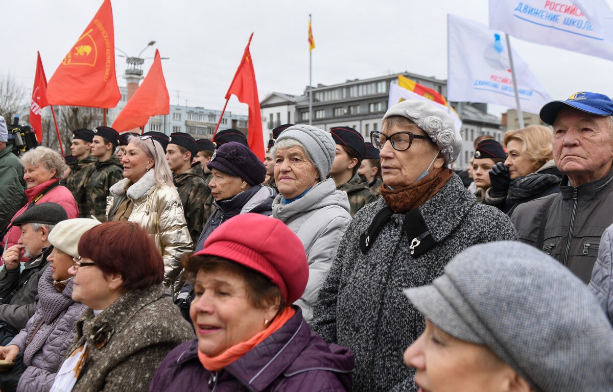 В Твери открыли памятник комсомольцам и молодежи