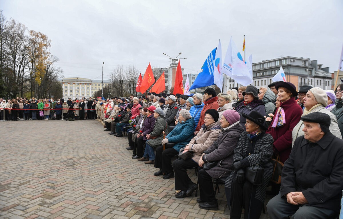 В Твери открыли памятник комсомольцам и молодежи