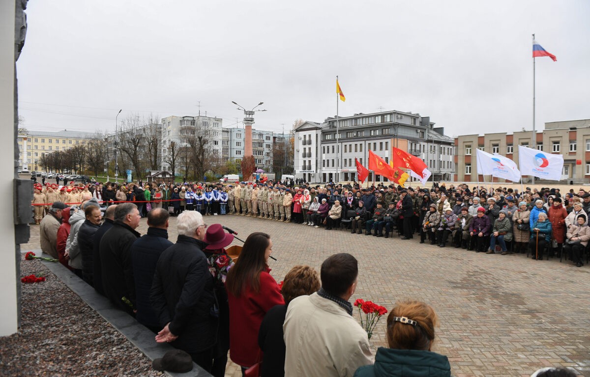 В Твери открыли памятник комсомольцам и молодежи