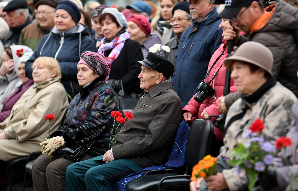 В Твери открыли памятник комсомольцам и молодежи