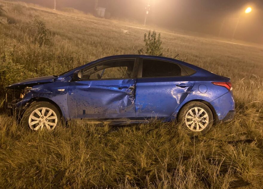 Ранним утром в Твери легковушка попала в кювет