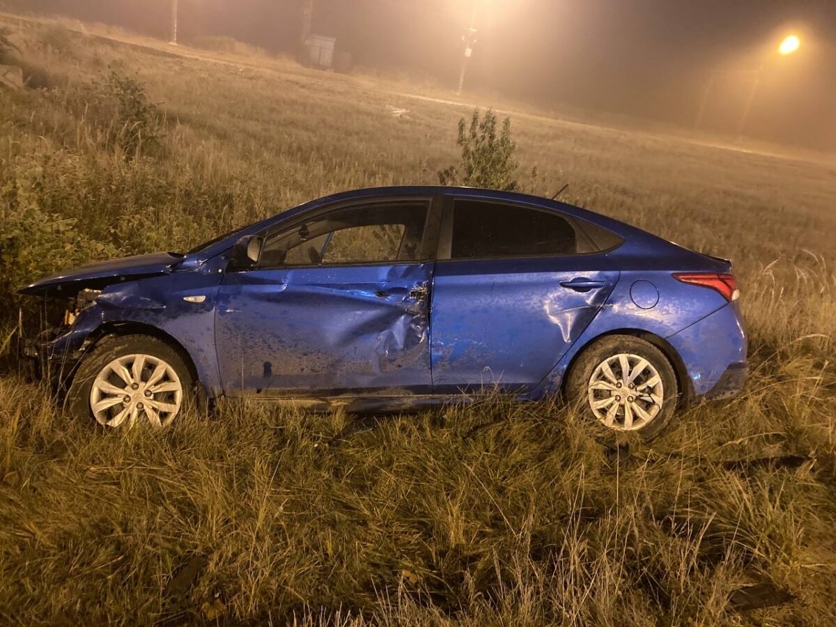 Ранним утром в Твери легковушка попала в кювет