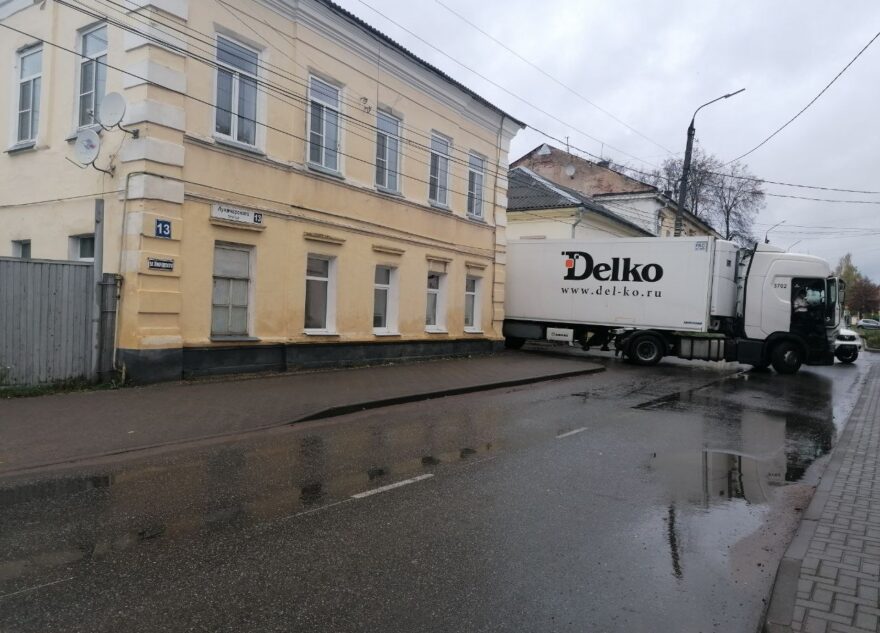 В Тверской области фура насмерть сбила пешехода