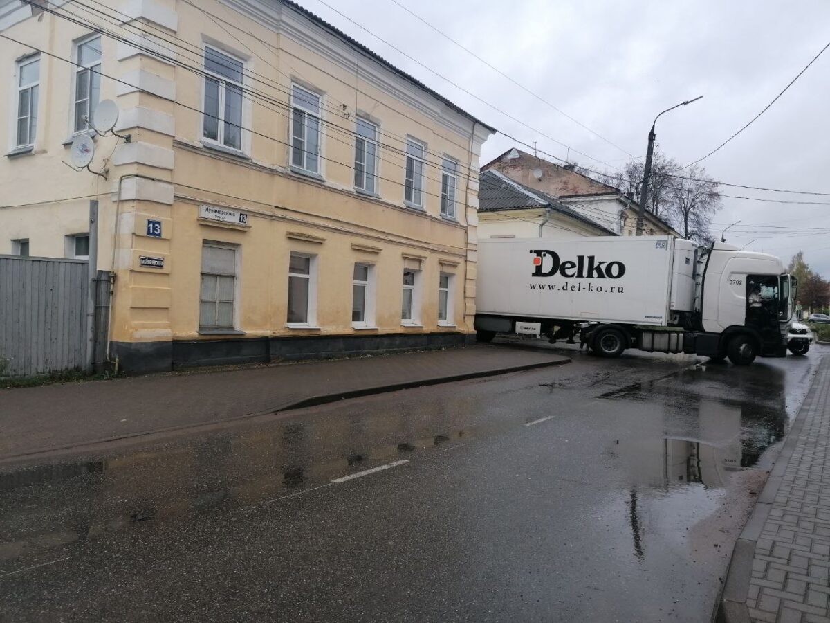 В Тверской области фура насмерть сбила пешехода