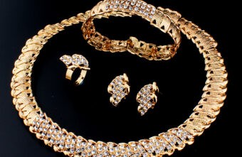 Жительница другого региона украла деньги и "золото" из чужой сумочки в Тверской области Жительница другого региона украла деньги и "золото" из чужой сумочки в Тверской области