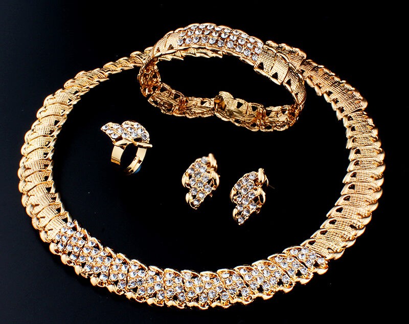 Жительница другого региона украла деньги и "золото" из чужой сумочки в Тверской области Жительница другого региона украла деньги и "золото" из чужой сумочки в Тверской области