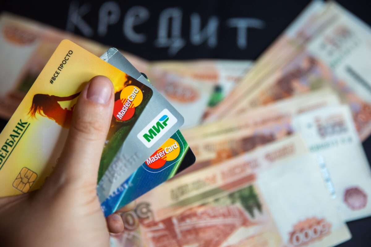 Житель Тверской области расплатился чужой картой и лишился свободы