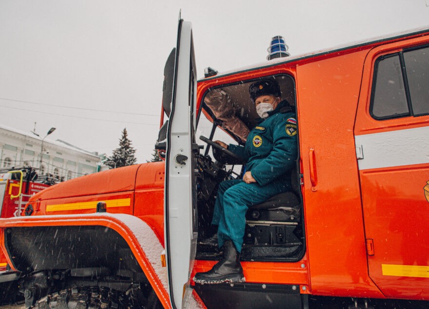 В центре Твери поздно вечером загорелась иномарка