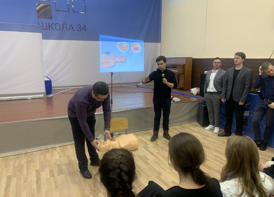 В Твери анестезиологи-реаниматологи учат детей спасать жизни В Твери анестезиологи-реаниматологи учат детей спасать жизни