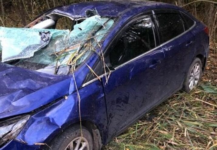 Ford съехал в кювет и опрокинулся в Тверской области