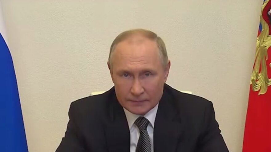 Владимир Путин сообщил о решении ввести военное положение на новых территориях России для безопасности граждан Владимир Путин сообщил о решении ввести военное положение на новых территориях России для безопасности граждан