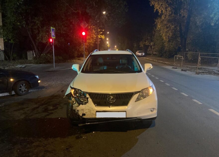 Kia и Lexus столкнулись в Твери, есть пострадавший
