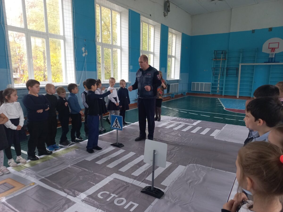 «Город безопасности»: тверские первоклассники учились переходить дорогу