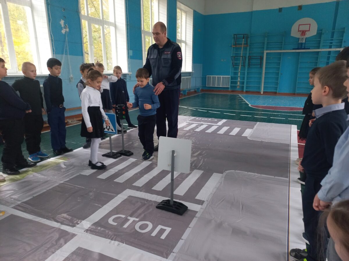 «Город безопасности»: тверские первоклассники учились переходить дорогу