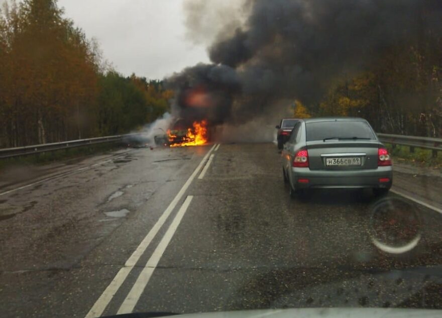 На трассе под Тверью загорелись машины