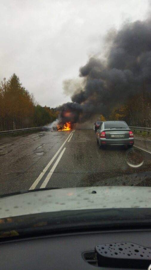 На трассе под Тверью загорелись машины