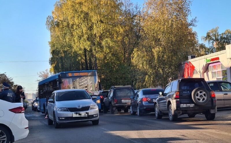 Подросток на электросамокате попал под колёса машины в Твери Подросток на электросамокате попал под колёса машины в Твери