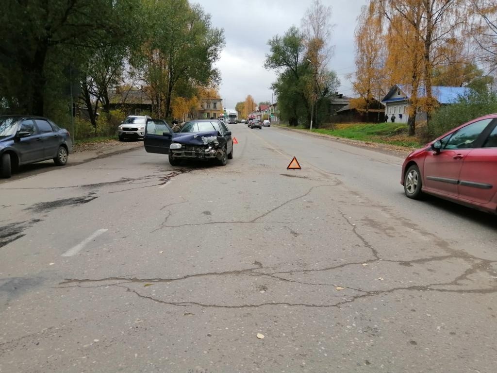 Водитель пострадал в столкновении двух иномарок в Тверской области
