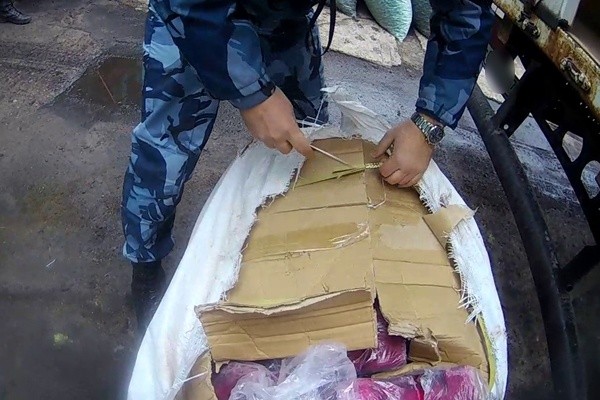 В колонию в Тверской области попытались провезти телефоны в похоронных цветах