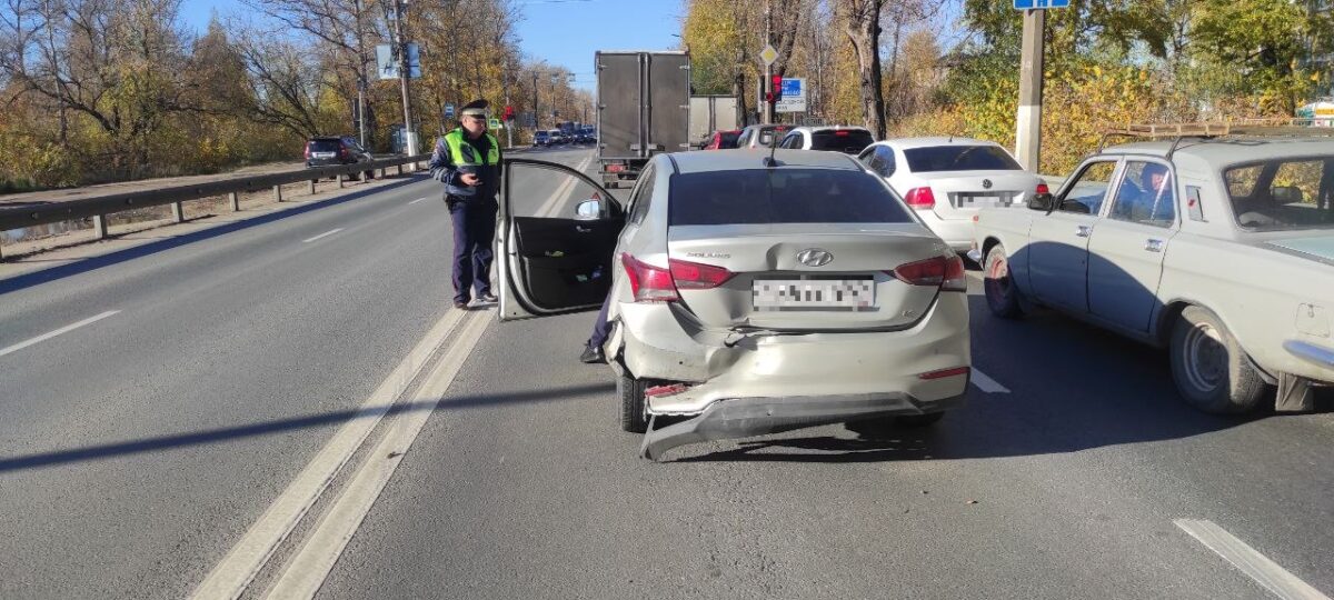 Водитель пострадал в столкновении двух иномарок на шоссе в Твери