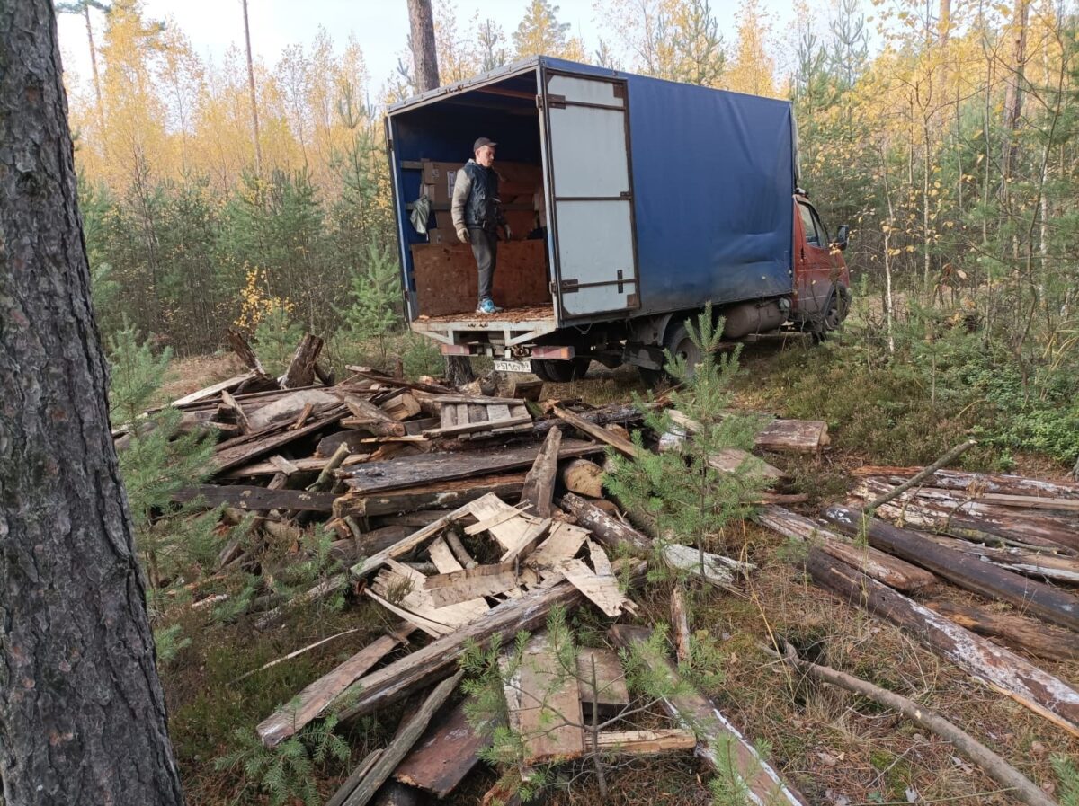 Под Тверью жители поймали нарушителей, устроивших свалку в природоохранной зоне Под Тверью жители поймали нарушителей, устроивших свалку в природоохранной зоне