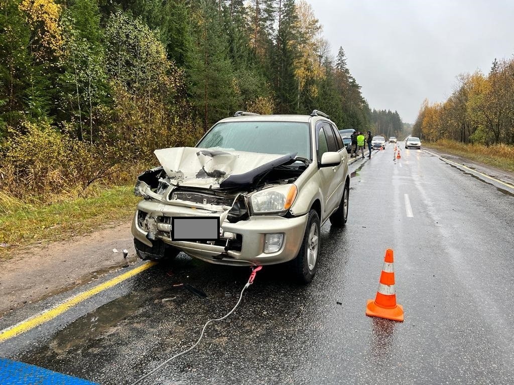 Два человека пострадали в тройном ДТП под Тверью