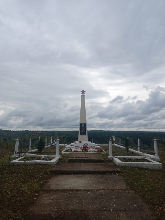 Школьники привели в порядок воинское захоронение в селе Молодой Туд