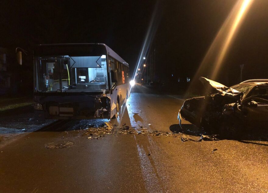 В Тверской области по вине водителя «Рено» в ДТП попал пассажирский автобус В Тверской области по вине водителя «Рено» в ДТП попал пассажирский автобус