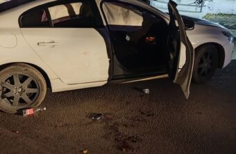 Ранним утром в Твери автомобиль «Вольво» врезался в бордюр