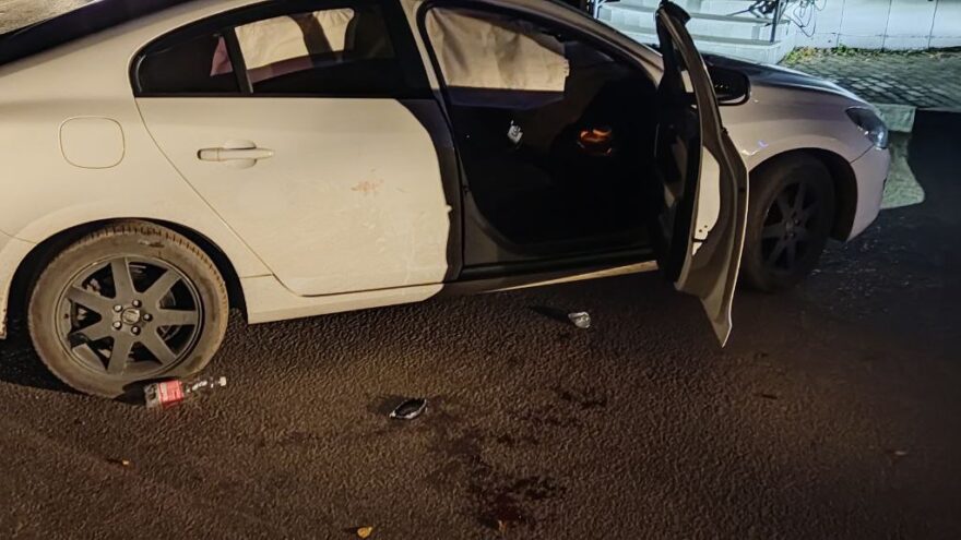 Ранним утром в Твери автомобиль «Вольво» врезался в бордюр Ранним утром в Твери автомобиль «Вольво» врезался в бордюр