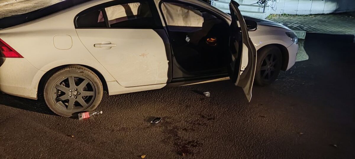 Ранним утром в Твери автомобиль «Вольво» врезался в бордюр