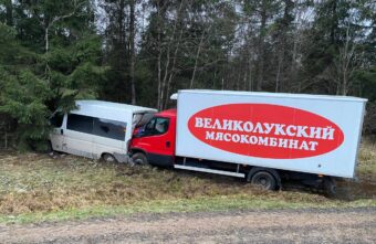В аварии в Тверской области погиб водитель микроавтобуса, пассажиры пострадали