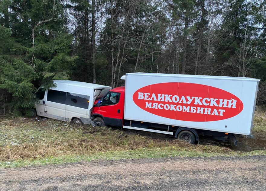 В аварии в Тверской области погиб водитель микроавтобуса, пассажиры пострадали В аварии в Тверской области погиб водитель микроавтобуса, пассажиры пострадали