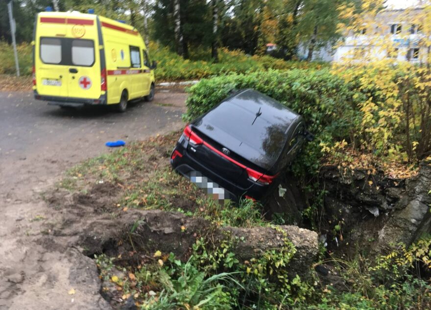 На выезде из Твери иномарка съехала в кювет