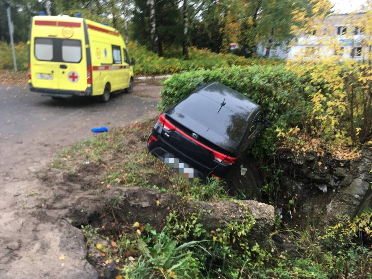 На выезде из Твери иномарка съехала в кювет