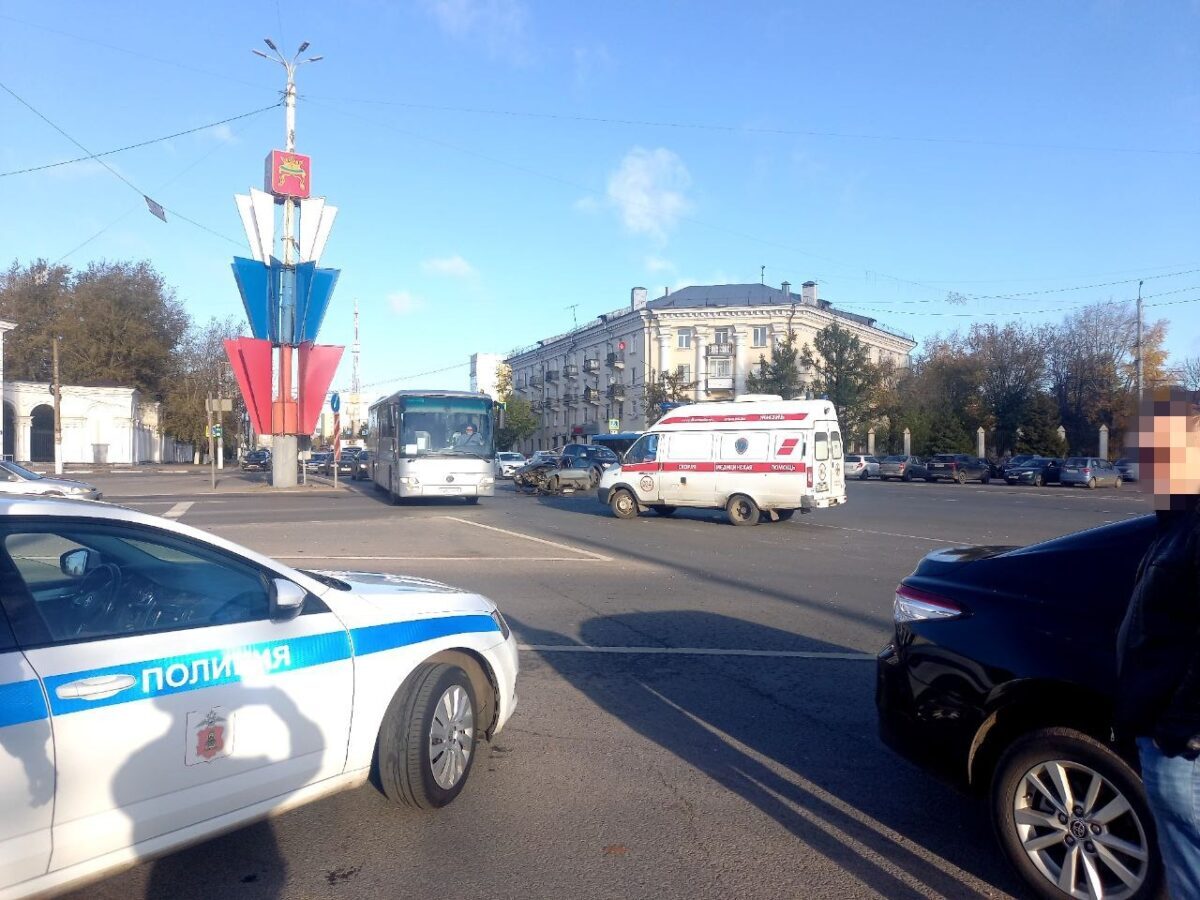 В Твери подросток пострадал в столкновении двух иномарок на площади