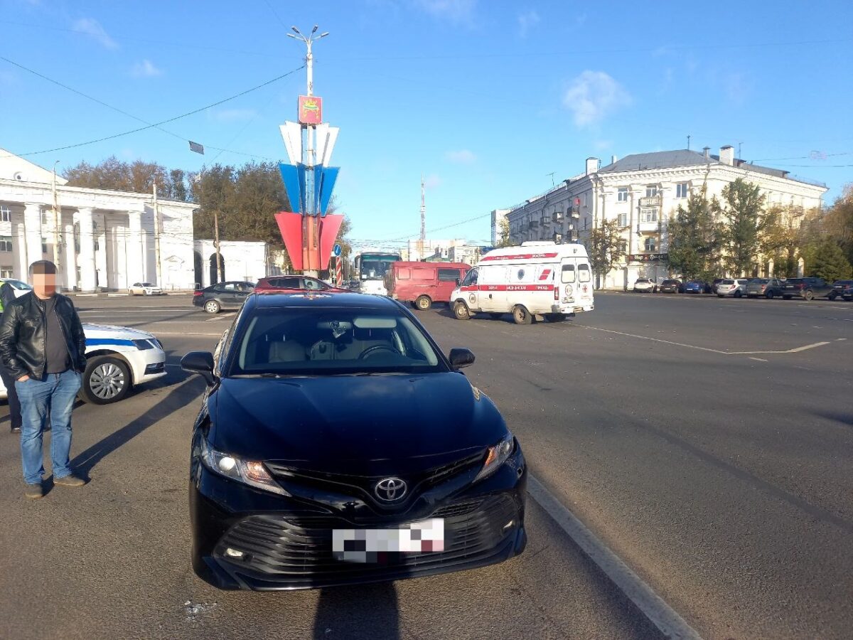 В Твери подросток пострадал в столкновении двух иномарок на площади