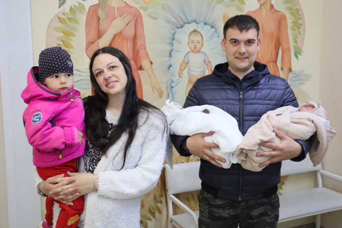 Подарки новорожденным пополнились детскими носочками из Тверской области