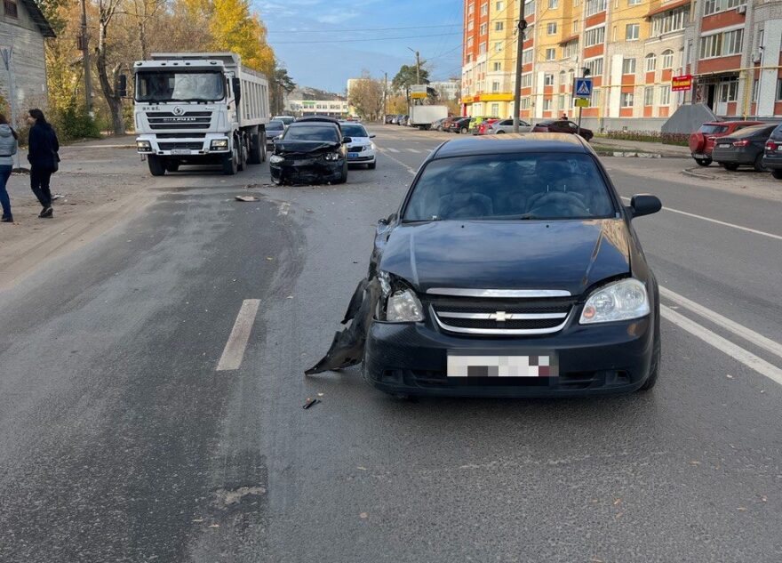 В Твери пассажир получил травмы в столкновении двух легковушек В Твери пассажир получил травмы в столкновении двух легковушек