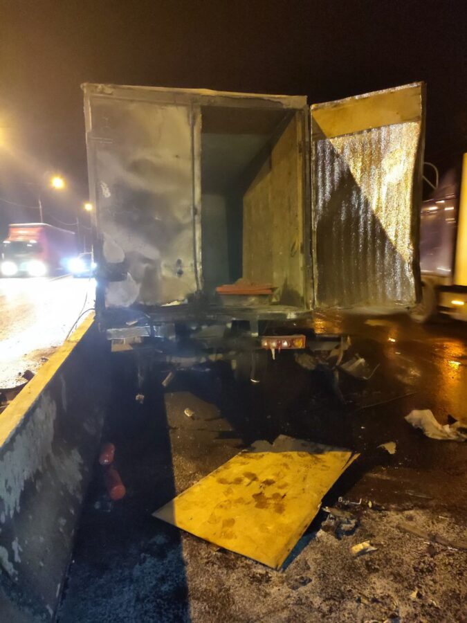 На трассе в Тверской области водитель ГАЗели получил травмы между фурой и ограждением