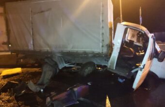 На трассе в Тверской области водитель ГАЗели получил травмы между фурой и ограждением